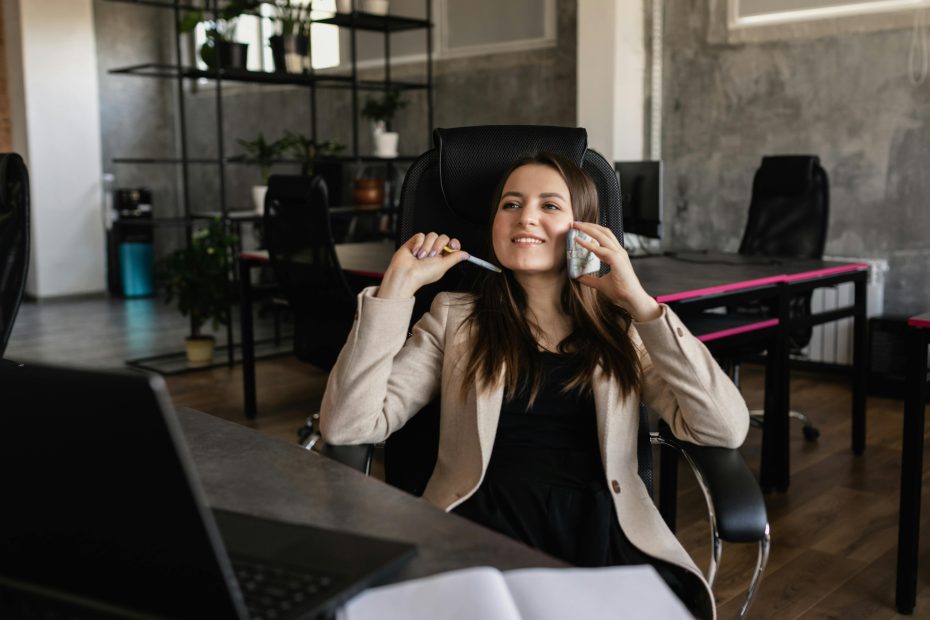 Uma mulher sorridente a participar numa sessão de conversação em inglês, rodeada de colegas, demonstrando confiança e fluência na língua.